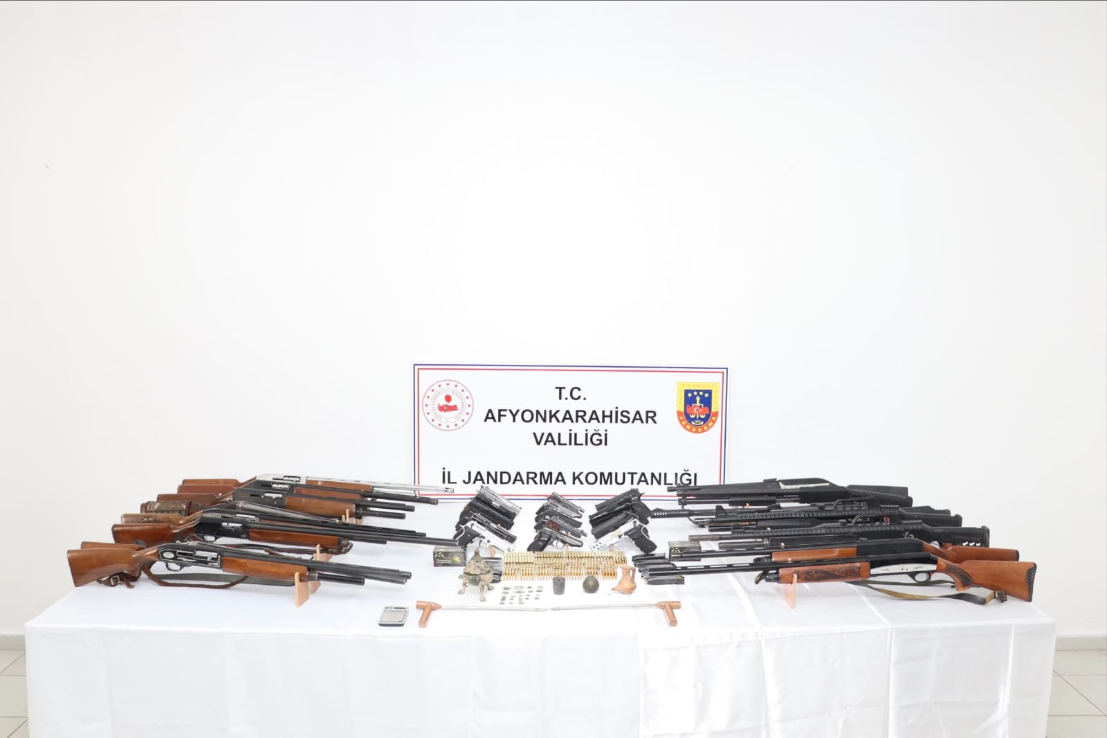 Afyonkarahisar İl Jandarma Komutanlığı, suç ve suçlularla mücadeleye yasal çerçevede