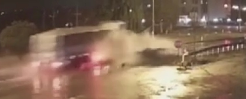 Korkunç kaza kameraya yansıdı Afyonkarahisar'da bir tırın akaryakıt istasyonundan kontrolsüz şekilde çıkan otomobile çarparak