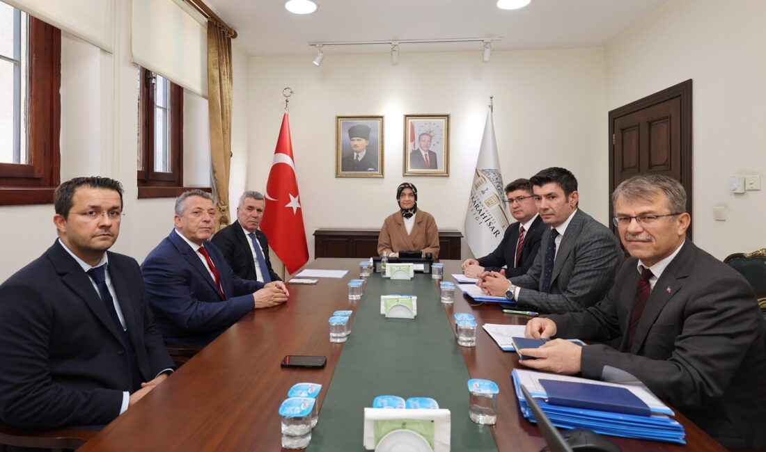 Afyonkarahisar’da Köylerin İçme Suyu Sorunları Masaya Yatırıldı: Vali Yiğitbaşı Toplantıya Başkanlık Etti Afyonkarahisar Valisi Doç. Dr. Kübra Güran Yiğitbaşı, köylerdeki içme suyu