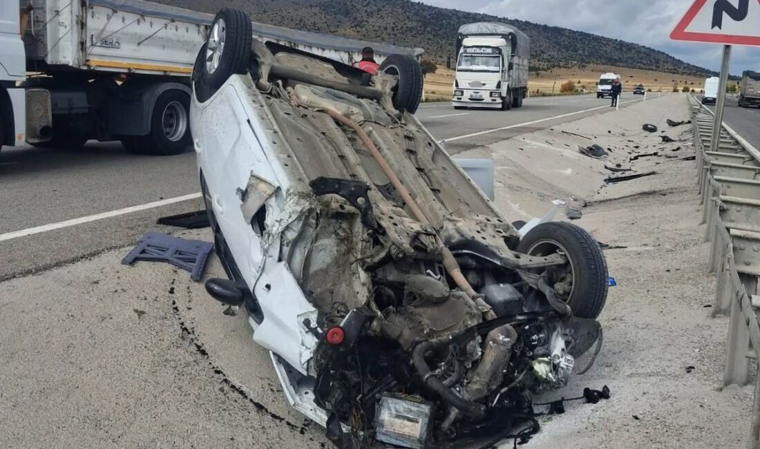 Kütahya-Afyon yolunda ilginç kaza Kütahya'da kaza yapan aracın tekerinin fırlayarak karşı şeritte başka bir