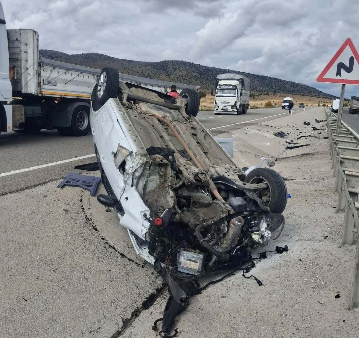 Kütahya'da kaza yapan aracın tekerinin fırlayarak karşı şeritte başka bir