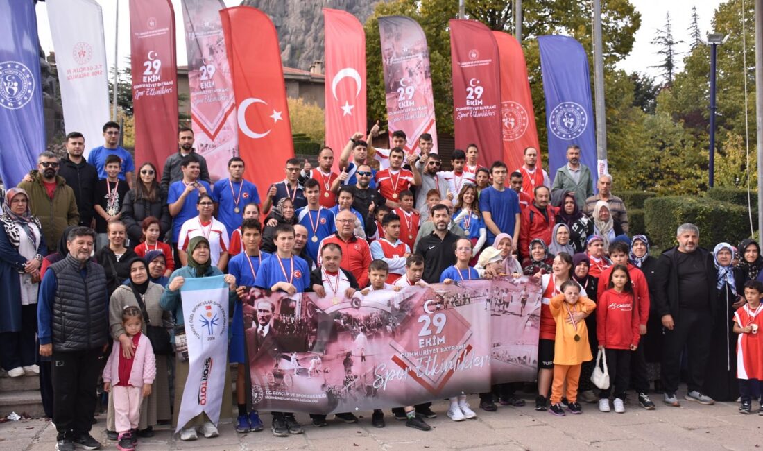 Afyonkarahisar’da Cumhuriyetimizin 102. yılı özel bir etkinlikle kutlandı. Afyonkarahisar Gençlik