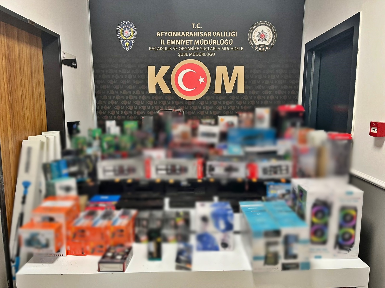 Afyonkarahisar İl Emniyet Müdürlüğü ekipleri, kentte kaçakçılık faaliyetlerinin önlenmesine yönelik