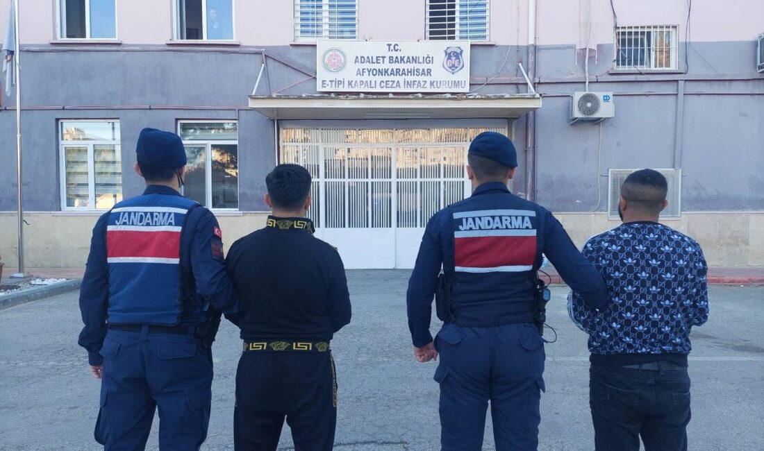 Uyuşturucu operasyonunda 2 kişi tutuklandı Afyonkarahisar’da 384 adet uyuşturucu hapla yakalanan 2 kişi sevk edildikleri