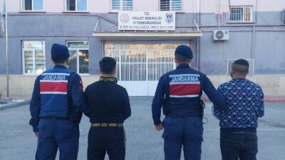 Afyonkarahisar’da 384 adet uyuşturucu hapla yakalanan 2 kişi sevk edildikleri