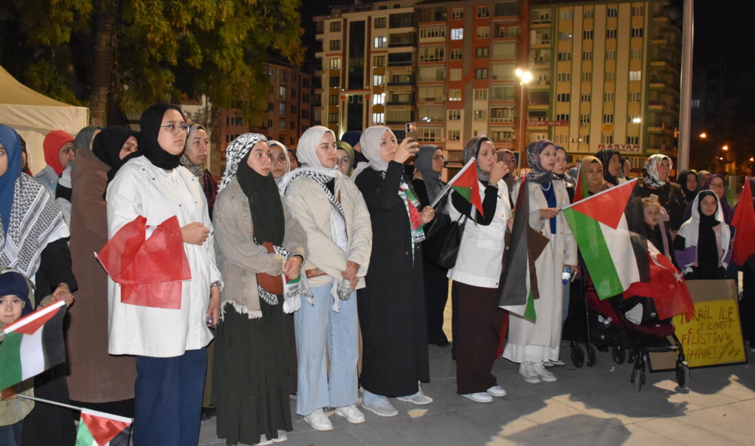 Afyonkarahisar'da, sivil toplum kuruluşu üyeleri ve vatandaşlar, Gazze'ye insani yardım