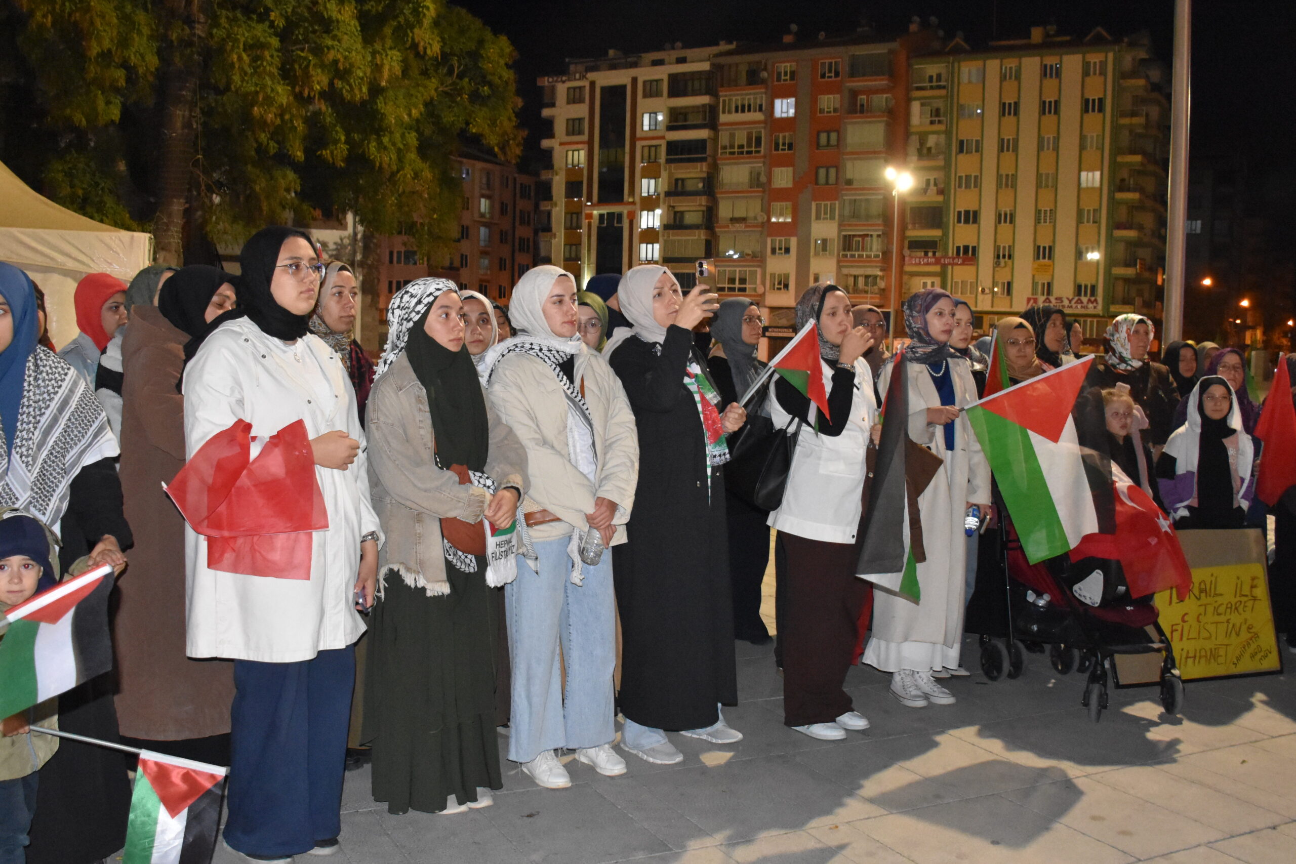 Afyonkarahisar'da, sivil toplum kuruluşu üyeleri ve vatandaşlar, Gazze'ye insani yardım