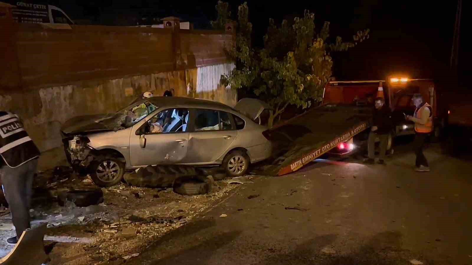 Bartın Arıt Kavşağı'nda arkadan çarpma sonucu takla atan otomobilde sıkışan