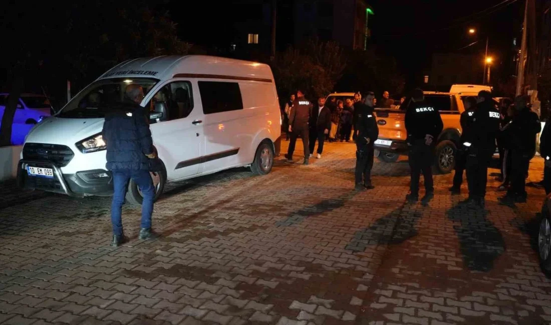 Balıkesir Edremit İkizçay Mahallesi'nde bir evin girişinde kan lekeleri fark