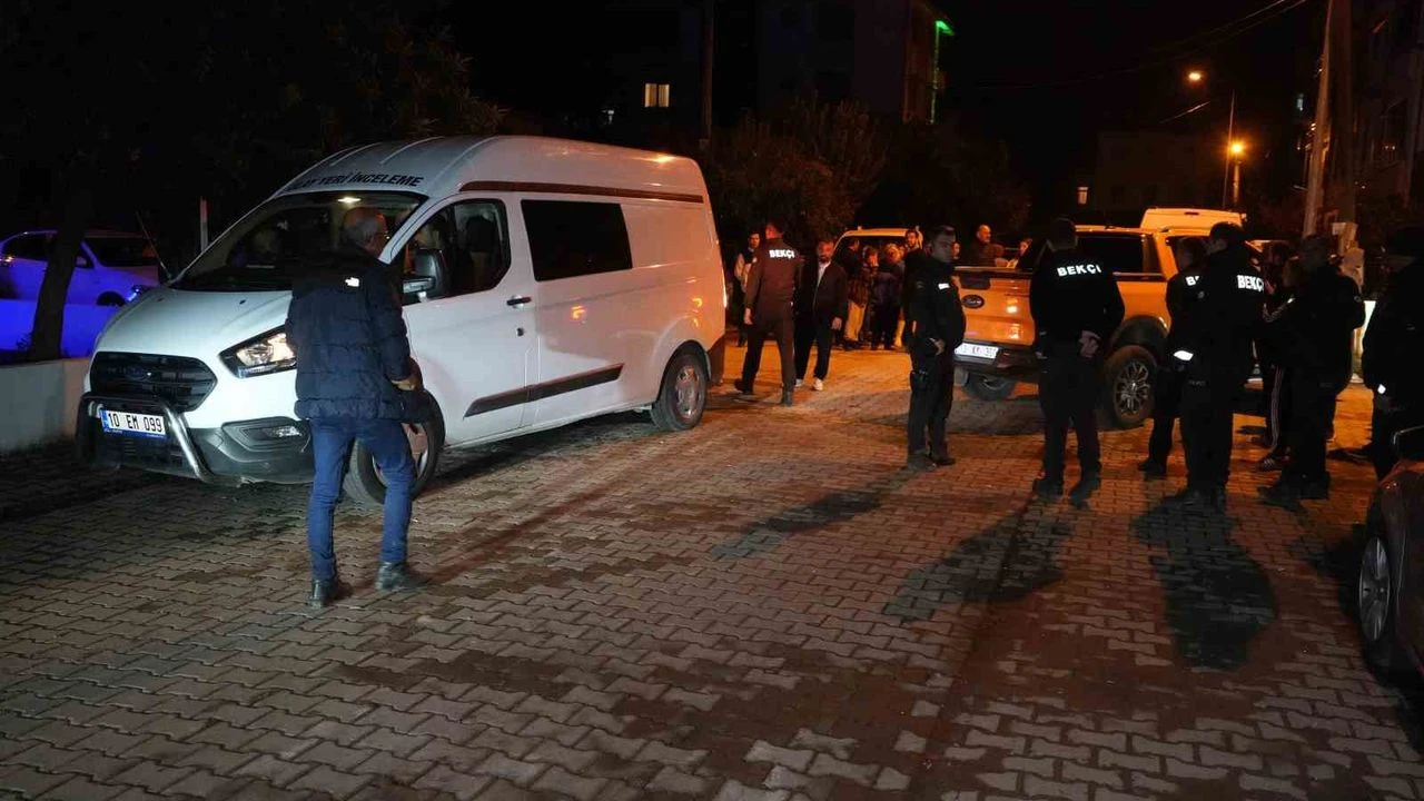 Balıkesir Edremit İkizçay Mahallesi'nde bir evin girişinde kan lekeleri fark