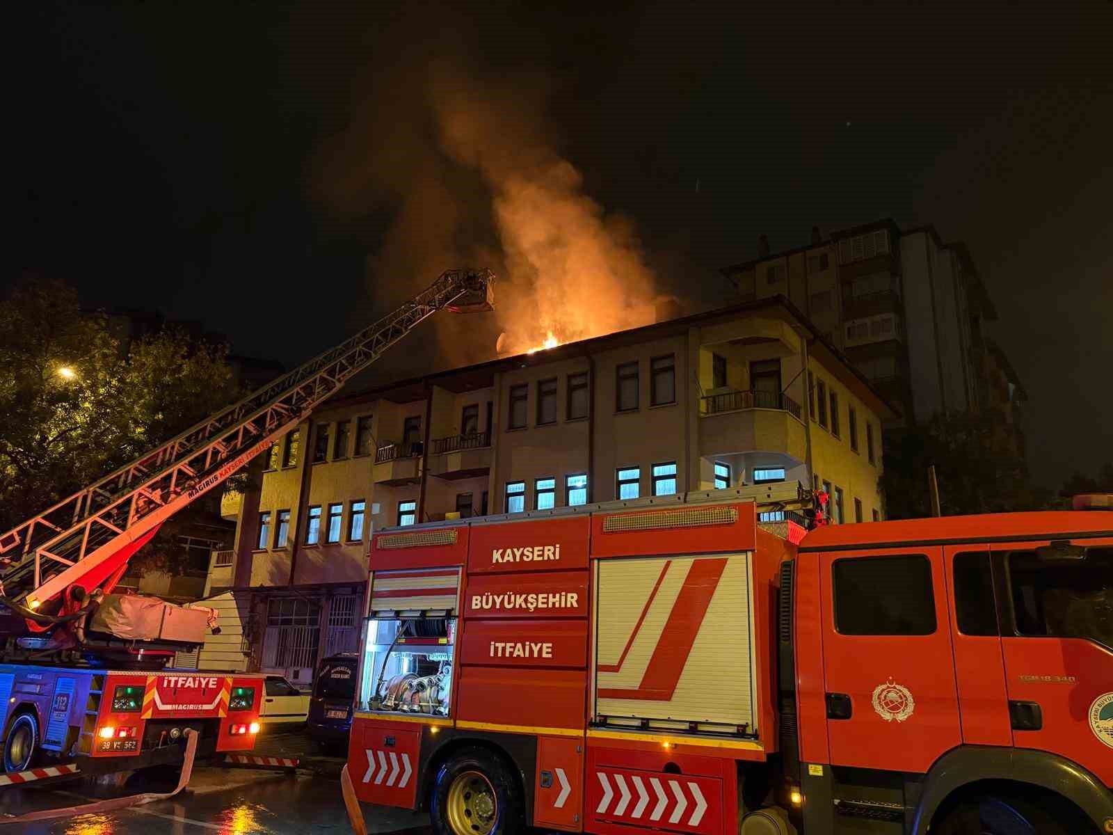 Kayseri'nin Melikgazi ilçesinde eşiyle tartışan A.S., eve alınmayınca sinirlenerek oturduğu
