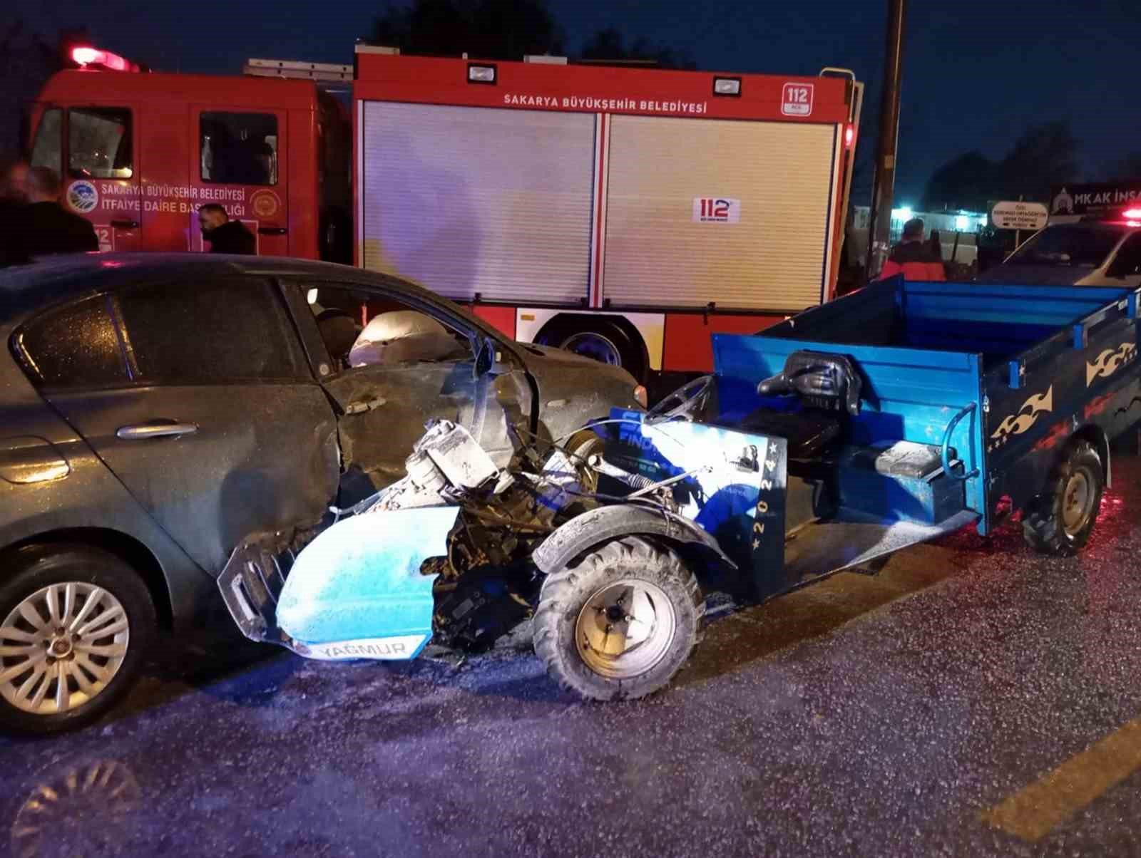 Sakarya'da otomobil ile patpatın çarpışması sonucu meydana gelen kazada 6