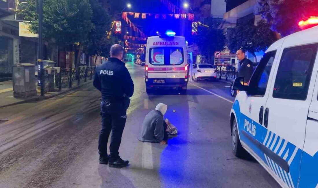 Isparta’da yolun karşısına geçmeye çalışan 66 yaşındaki kadına otomobil çarptı.