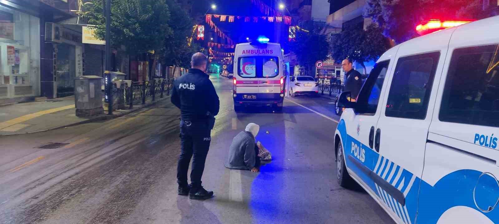Isparta’da yolun karşısına geçmeye çalışan 66 yaşındaki kadına otomobil çarptı.