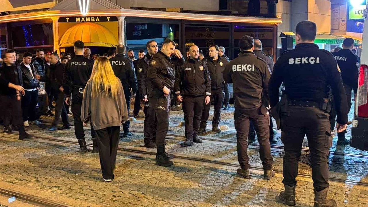 İzmit’te bir eğlence mekanında başlayan tartışma caddeye taştı ve silahlı