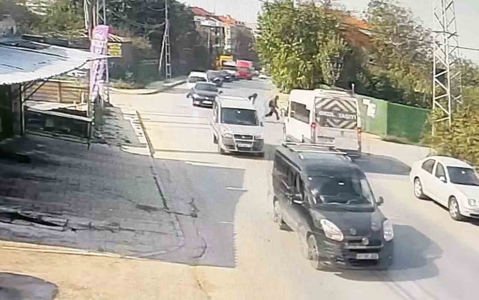 Arnavutköy'de servis minibüsü, yolun karşısına geçmeye çalışan iki çocuktan birine