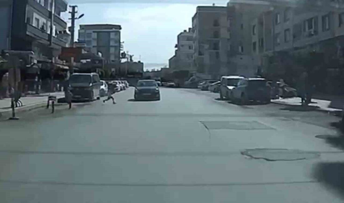 Hatay’ın Payas ilçesinde, yola aniden fırlayan bir çocuğa çarpmamak için