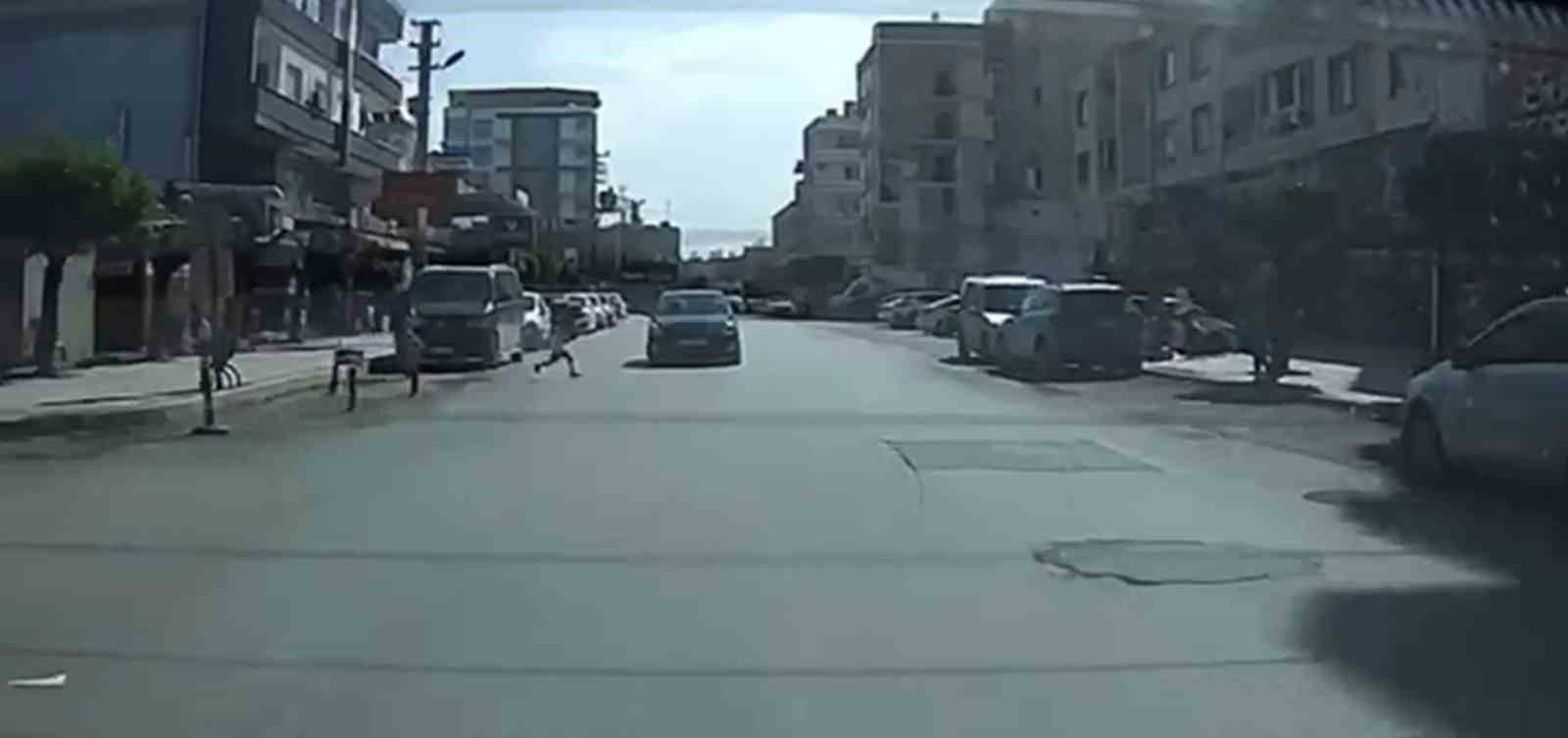 Hatay’ın Payas ilçesinde, yola aniden fırlayan bir çocuğa çarpmamak için