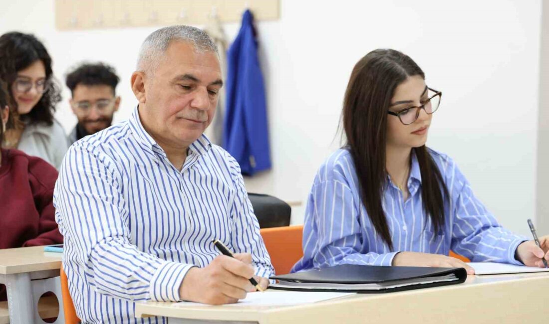 Dedesiyle birlikte üniversite okuyor Aksaray’da 58 yaşındaki Mehmet Kocagöl, maddi imkânsızlıklardan dolayı gençliğinde okuyamadığı
