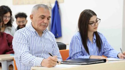 Aksaray’da 58 yaşındaki Mehmet Kocagöl, maddi imkânsızlıklardan dolayı gençliğinde okuyamadığı