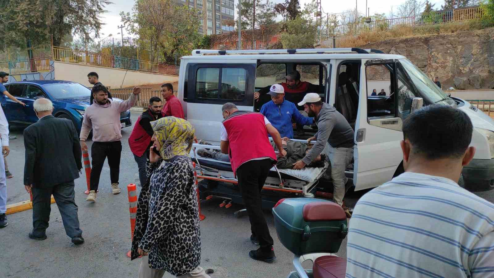 Çalıştığı inşaatta 3 metre yükseklikten düşen 13 yaşındaki işçi yaralandı.