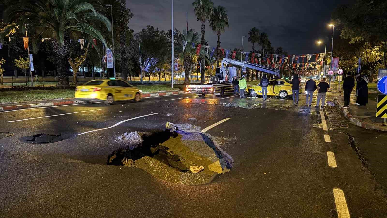 İstanbul'da gece boyu etkili olan sağanak yağış, Vatan Caddesi'nde yol