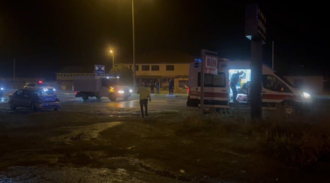 Feci kaza: Yolcu otobüsü ile otomobil çarpıştı Erzincan-Erzurum Karayolu'nda şehirlerarası yolcu otobüsü ile otomobil çarpıştı. Yağış nedeniyle