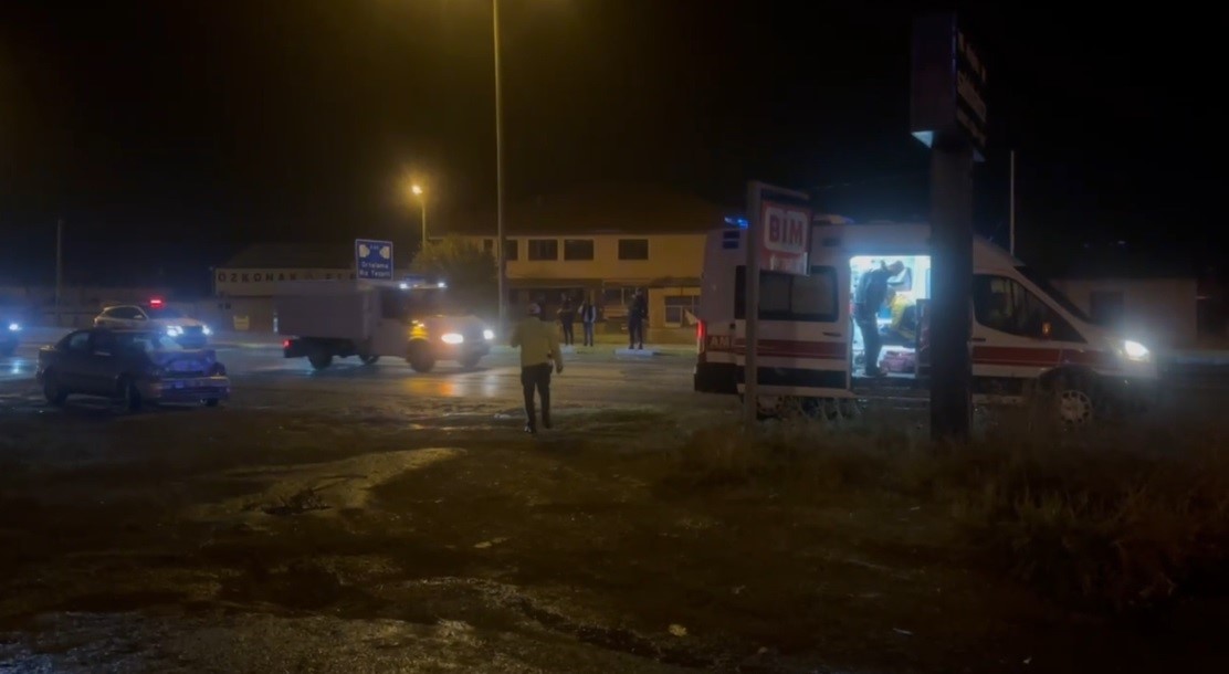 Erzincan-Erzurum Karayolu'nda şehirlerarası yolcu otobüsü ile otomobil çarpıştı. Yağış nedeniyle