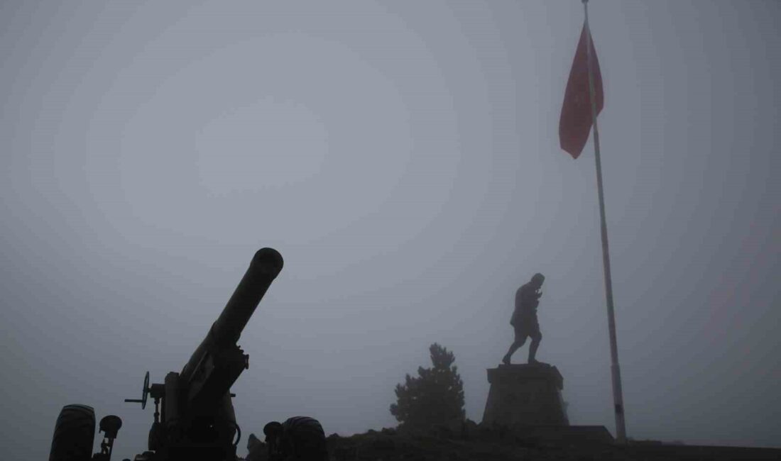 Kocatepe’nin sis altındaki görüntüsü mest etti Büyük Taarruzun başladığı Afyonkarahisar Kocatepe'nin sisleri içerisindeki görüntüsü büyük beğeni