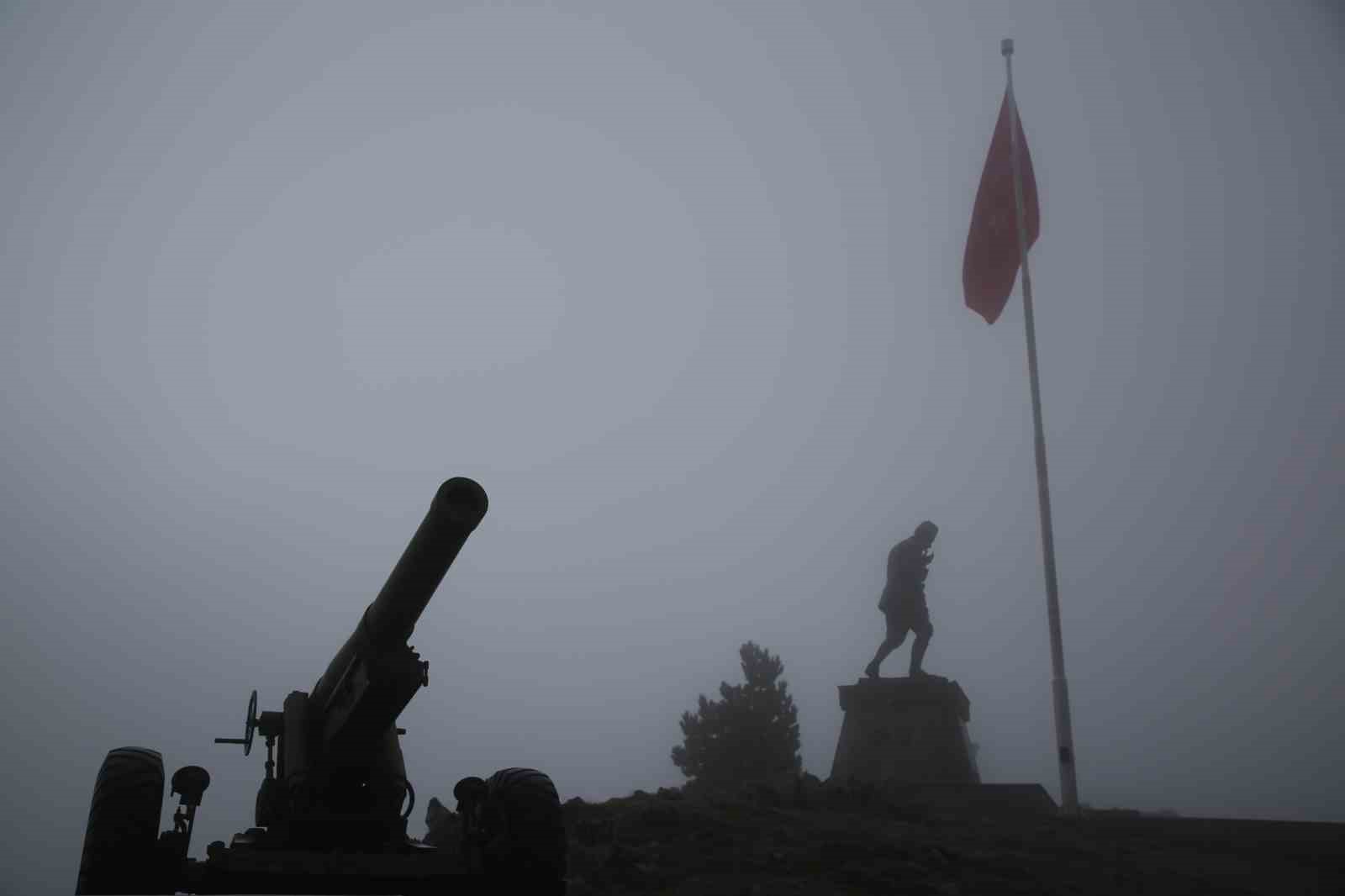 Büyük Taarruzun başladığı Afyonkarahisar Kocatepe'nin sisleri içerisindeki görüntüsü büyük beğeni