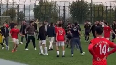 Bursa'da oynanan Milletspor U16-Hacivatspor U16 maçında futbolcular arasında başlayan gerginlik,