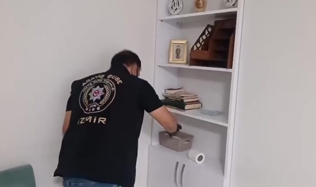 İzmir'de polis ekiplerince 100 adrese düzenlenen şafak operasyonunda, haklarında kesinleşmiş