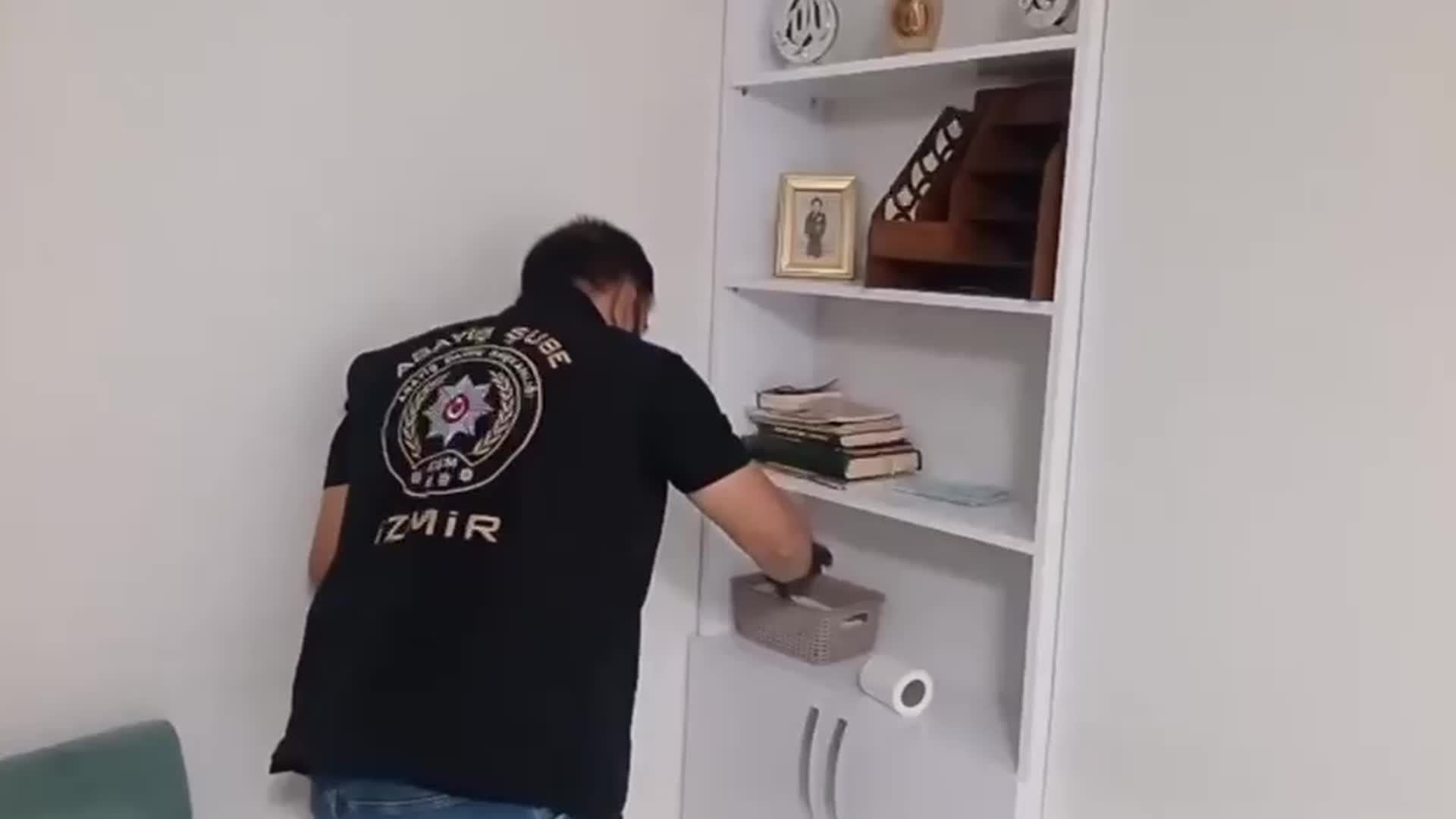 İzmir'de polis ekiplerince 100 adrese düzenlenen şafak operasyonunda, haklarında kesinleşmiş
