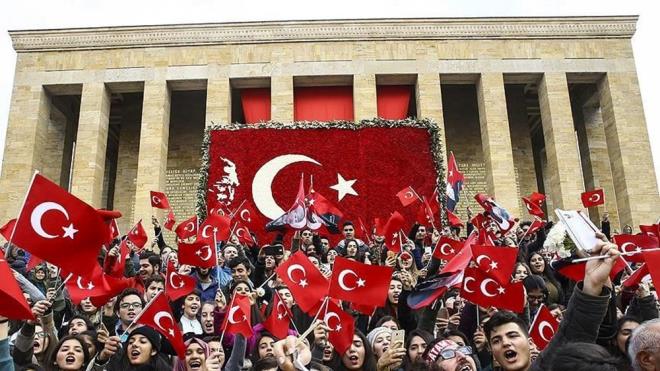 Cumhuriyet kutlamaları göğsümüzü kabarttı Cumhuriyet Bayramı’nın 102. senesi büyük bir coşku ile yurdumuzda kutlandı.