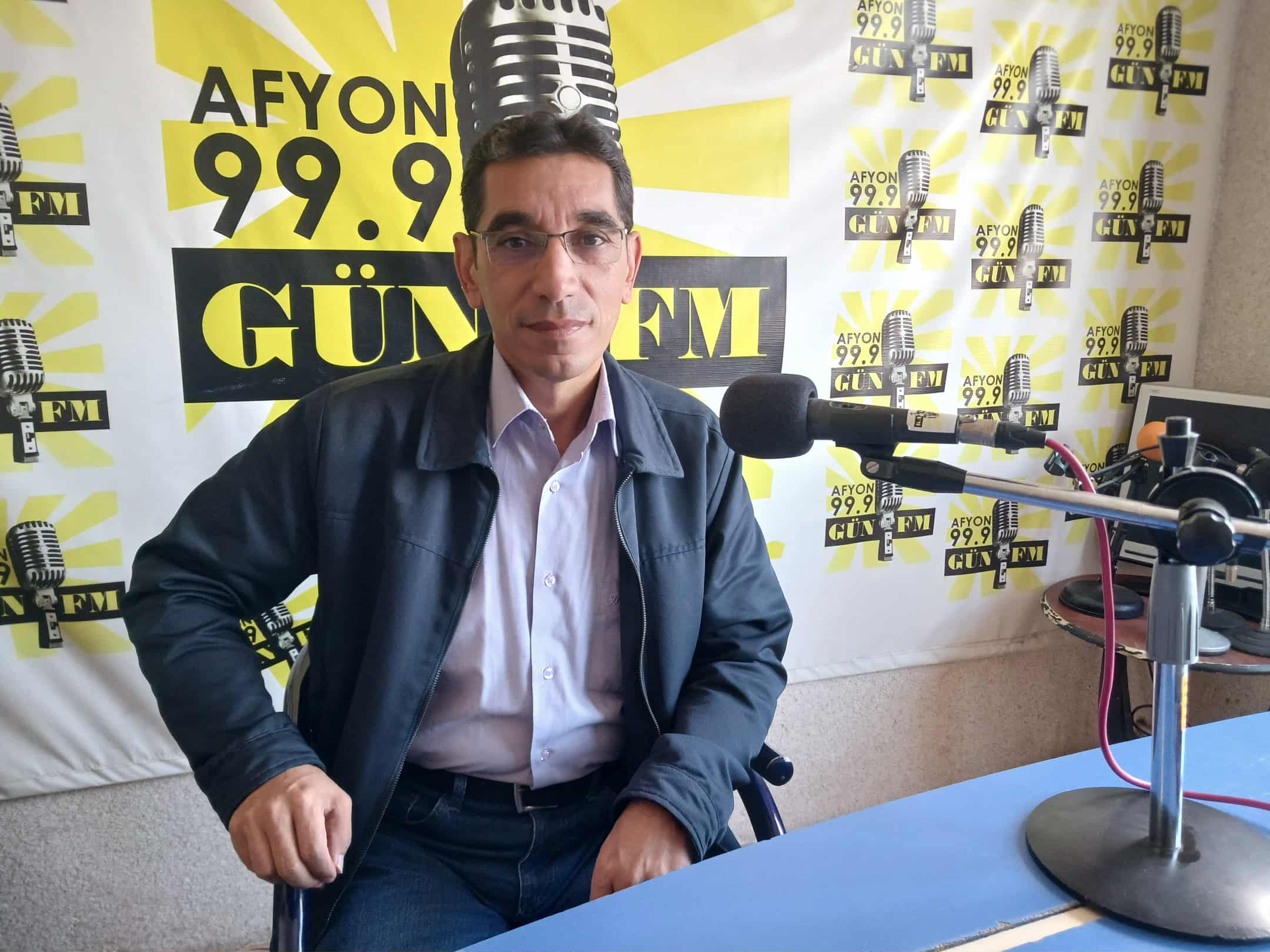 Araştırmacı yazar Hasan Özpınar, radyo programında Afyonlu şair Ali Türk