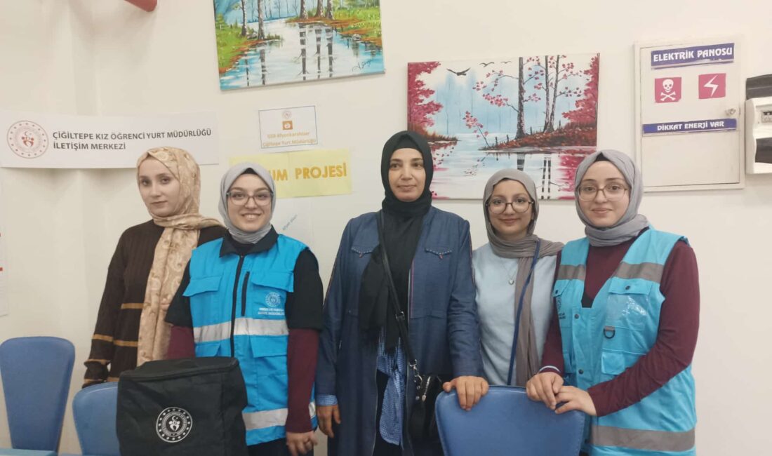 Afyonkarahisar’da eğitim hayatlarını sürdüren Destine Hatun Yurdu öğrencileri, Bolvadin Huzurevi’ni