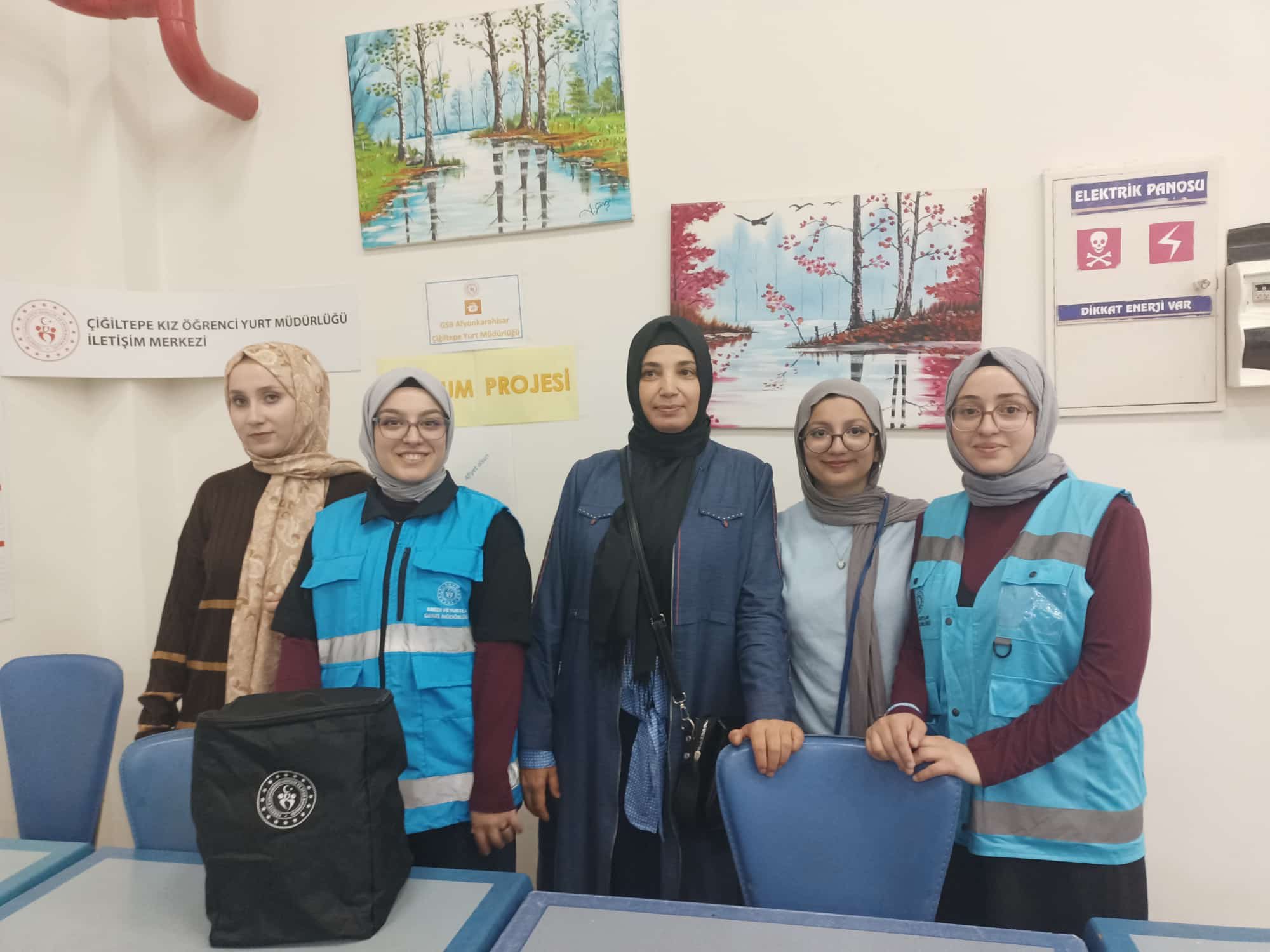 Afyonkarahisar’da eğitim hayatlarını sürdüren Destine Hatun Yurdu öğrencileri, Bolvadin Huzurevi’ni