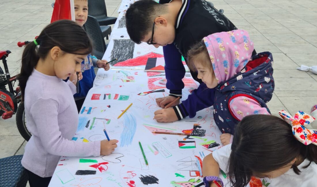 
İHH Afyonkarahisar ve Yetim Vakfı, “Gazze İçin Çiz” projesiyle çocukların