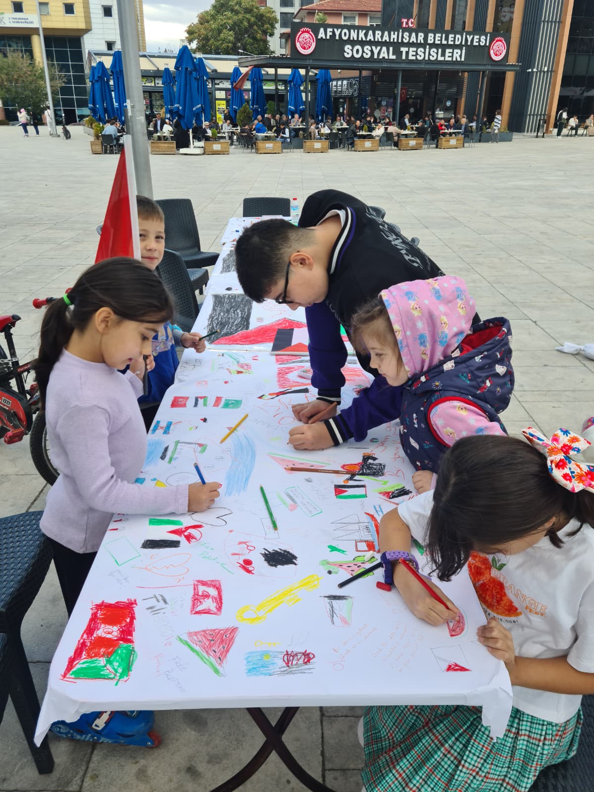
İHH Afyonkarahisar ve Yetim Vakfı, “Gazze İçin Çiz” projesiyle çocukların