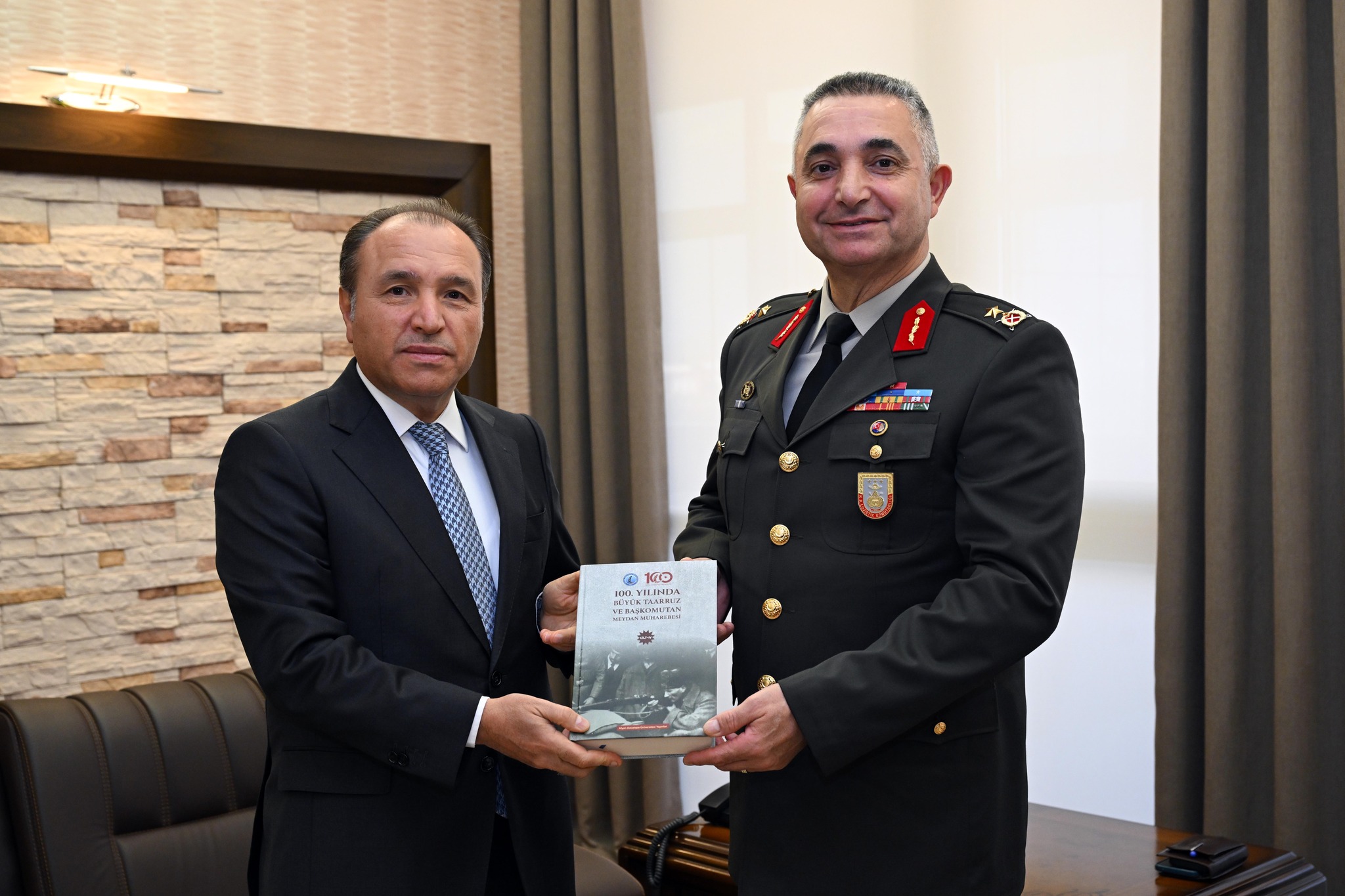 Afyon Kocatepe Üniversitesi (AKÜ) Rektörü Prof. Dr. Mehmet Karakaş’, komutanlar