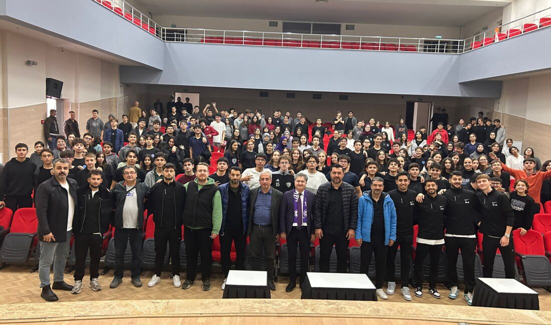 Mor beyazlı futbolcular, öğrencilerle buluştu Nesine.com 3. Lig 4. Grup’ta mücadele eden Afyonspor’da yönetim ve