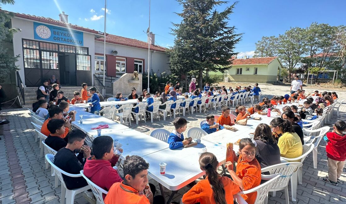İhsaniye Beyköy Ortaokulu yönetici ve öğretmenleri, öğrenciler için kendi imkânlarıyla