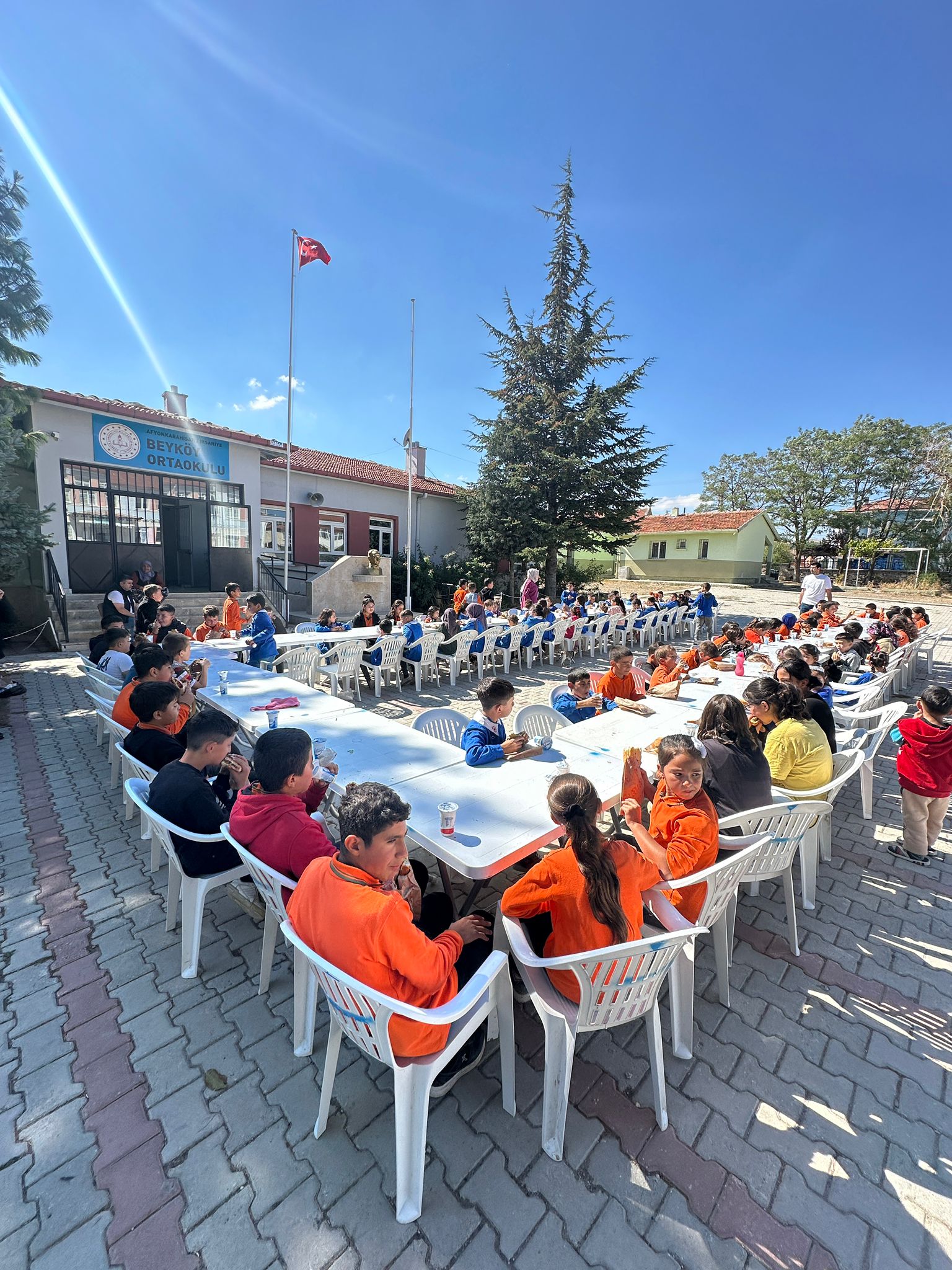 İhsaniye Beyköy Ortaokulu yönetici ve öğretmenleri, öğrenciler için kendi imkânlarıyla