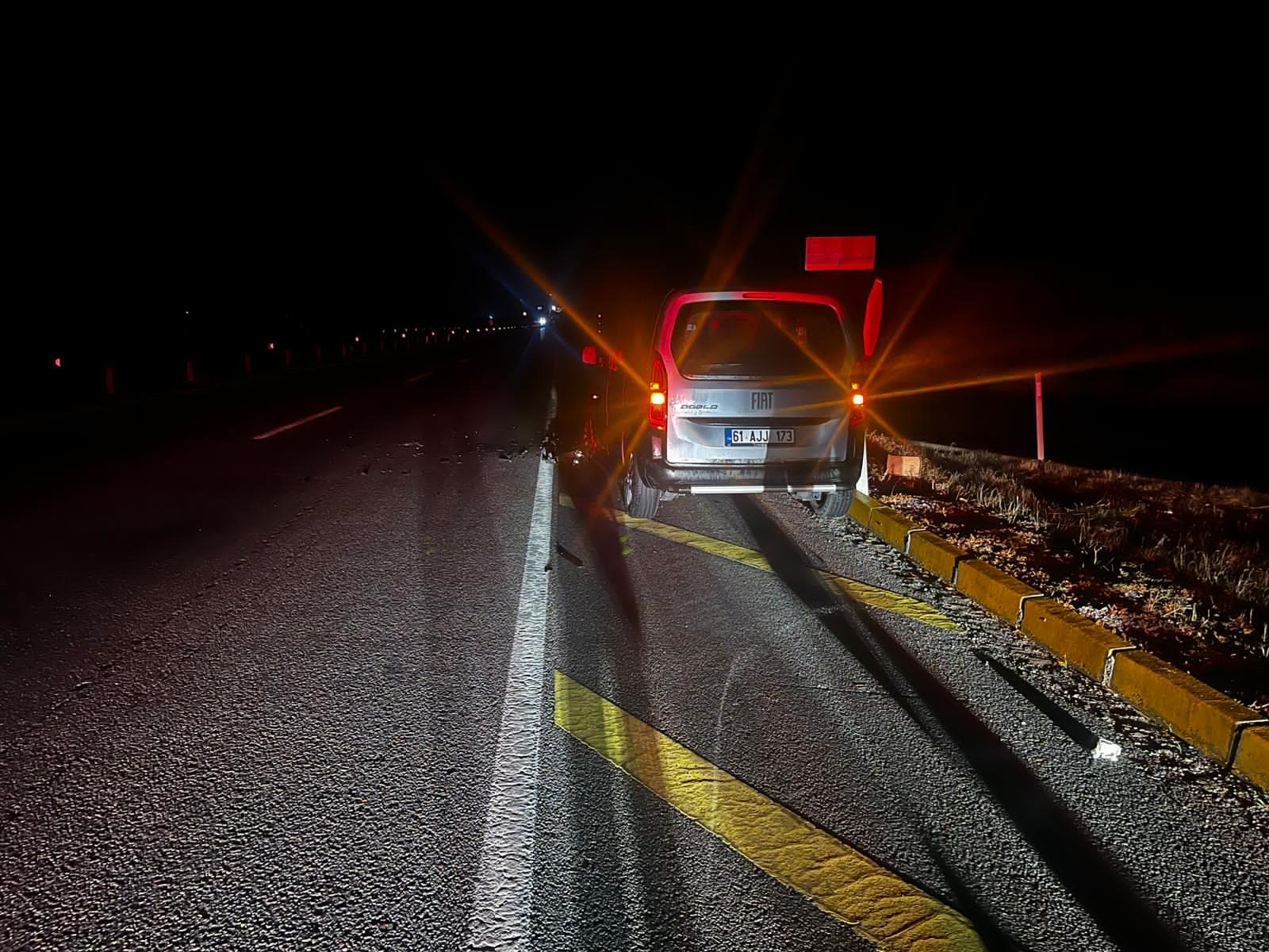Afyonkarahisar'da tır ile hafif ticari aracın çarpıştığı kazada 2 kişi