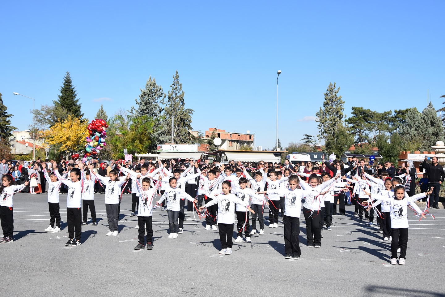 29 Ekim Cumhuriyet Bayramı kutlamaları kapsamında, Çay Kaymakamlığı’nda gerçekleşen bayramlaşma