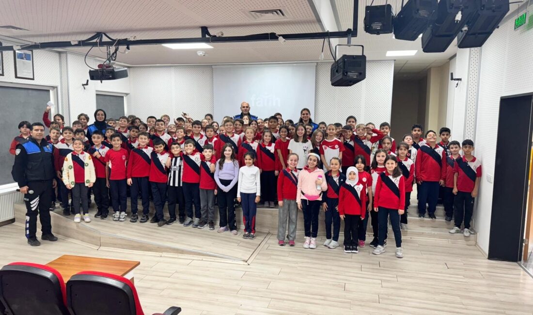 Afyonkarahisar’da polis ekipleri düzenledikleri etkinlik ile çocuklara polislik mesleğini tanıtıp,