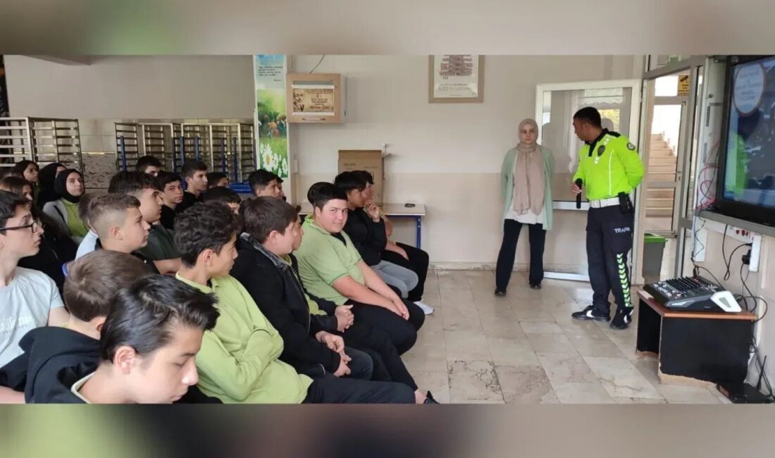 Afyonkarahisar Şuhut Zafer Anadolu Lisesi öğrencileri, trafik güvenliği bilincini artırmak