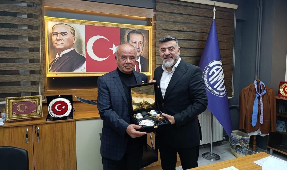 40 yıllık muhtara vefa plaketi Afyonkarahisar’da yaklaşık 40 yıldır muhtarlık yapan Mehmet Vedat Boztay’a vefa