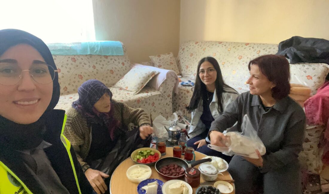 Emirdağ Belediyesi, sosyal belediyecilik anlayışı çerçevesinde yalnız yaşayan yaşlı vatandaşlarla