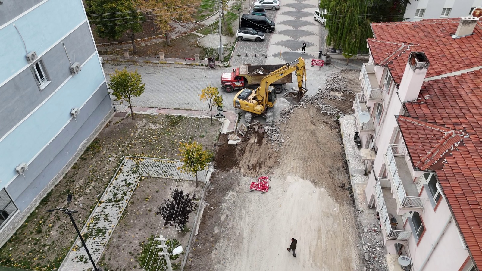 Emirdağ Belediyesi, ilçede başlattığı altyapı ve üstyapı yenileme çalışmalarını sürdürüyor.